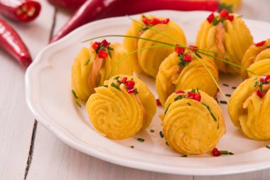 Düşes patates sandviç beyaz çanak üzerinde.