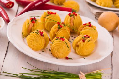 Düşes patates sandviç beyaz çanak üzerinde.