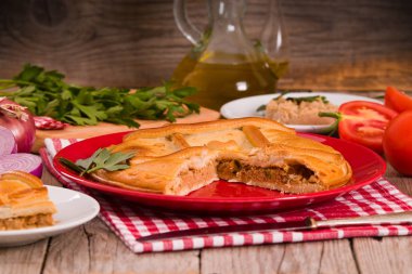 Sebzeli İspanyol ton balığı turtası.