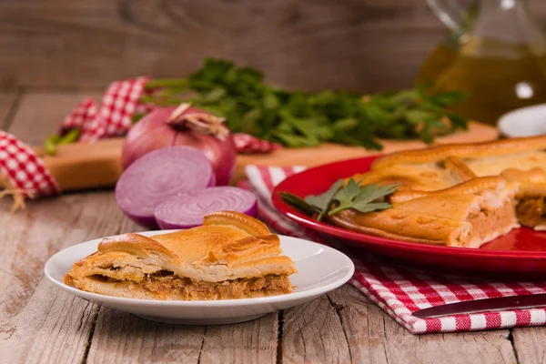 Sebzeli İspanyol ton balığı turtası.