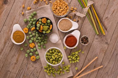 Wasabi kaplı fıstık ahşap tablo.