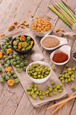Wasabi kaplı fıstık ahşap tablo.