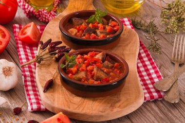 Domates sosu içinde marinated Domuz loin.