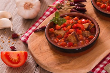 Domates sosu içinde marinated Domuz loin.
