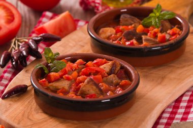 Domates sosu içinde marinated Domuz loin.