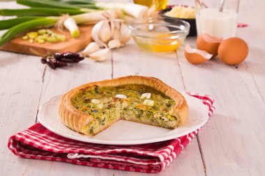 Pırasa kiş beyaz çanak üzerinde.