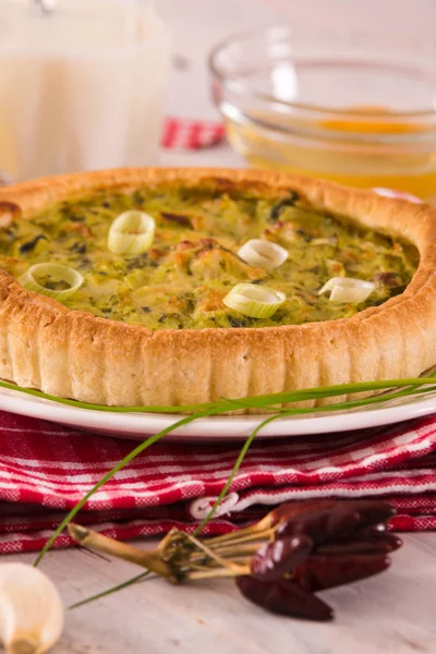 Puerro Quiche Plato Blanco —  Fotos de Stock