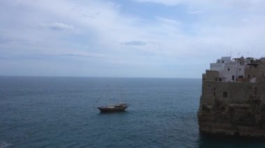 Tahta yelkenli gemi. Kısrak başına polignano. Puglia. İtalya.