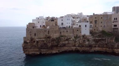 polignano panoramik manzaralı. Puglia. İtalya.
