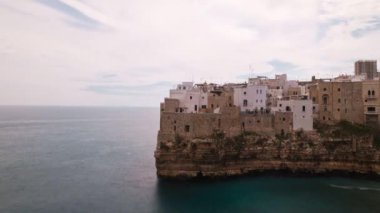 Polignano'nun panoramik manzarası. Puglia. İtalya. Lapse.