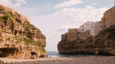 Polignano'nun panoramik manzarası. Puglia. İtalya. Lapse.
