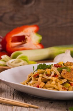 Bami goreng beyaz tabak sebze ile.