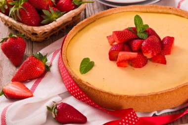 Naneli çilekli cheesecake.