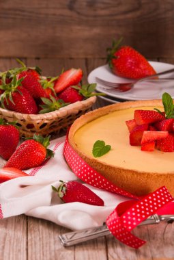 Naneli çilekli cheesecake.