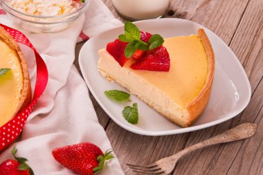 Naneli çilekli cheesecake.