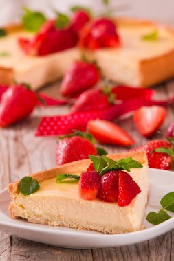 Naneli çilekli cheesecake.