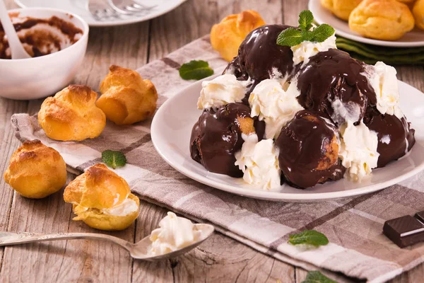 Czekolada Profiteroles Mięty Białym Naczyniu — Zdjęcie stockowe