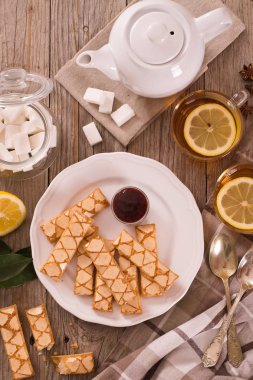 Reçelli puf böreği kurabiye.