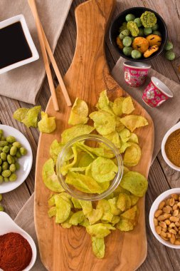 Kesme tahtası üzerinde Wasabi kaplı fıstık.