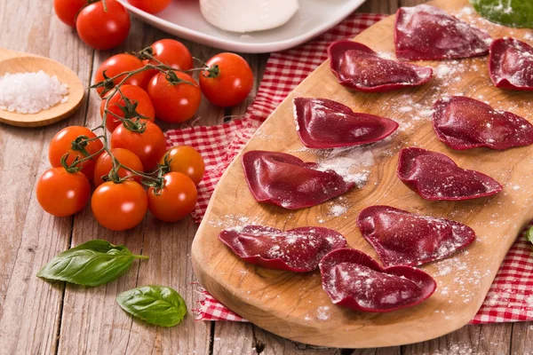 Ravioli Cuore Rosso Con Pomodoro Mozzarella Basilico — Foto Stock