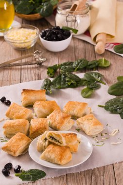 Ahşap masada beyaz peynir ile ıspanak puffs.