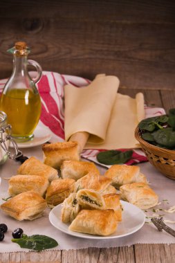 Ahşap masada beyaz peynir ile ıspanak puffs.