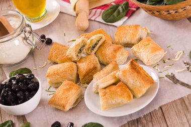 Ahşap masada beyaz peynir ile ıspanak puffs.