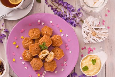 Custrad krem puf hamur işleri.