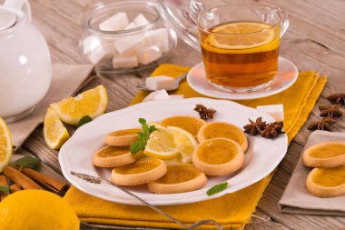 Beyaz çanak nane ile Limon tartlets.