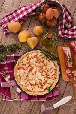 Peynir ve pastırmalı tart..