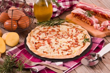 Peynir ve pastırmalı tart..