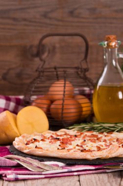 Peynir ve pastırmalı tart..