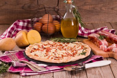 Peynir ve pastırmalı tart..