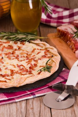 Peynir ve pastırmalı tart..