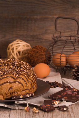 Çikolata kahve kek üzerine ahşap masa.