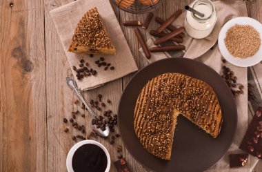 Çikolata kahve kek üzerine ahşap masa.