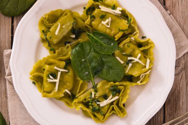 Doldurma ricotta peynirli ıspanaklı Mantı.