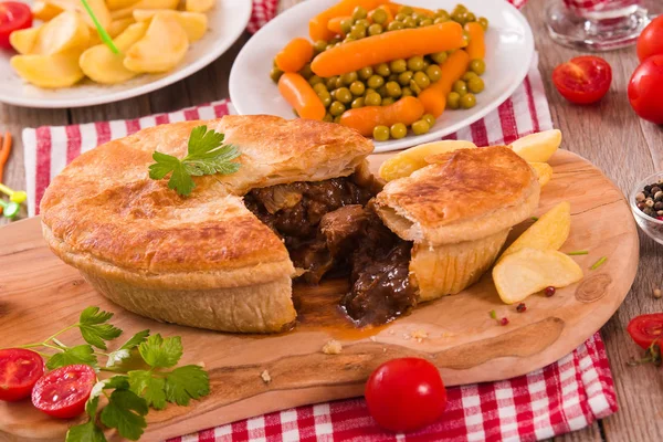 Biff Paj Med Pommes Frites Träbord — Stockfoto