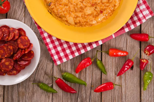 Spaanse Omelet Met Chorizo Houten Tafel — Stockfoto