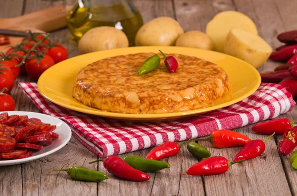 Hiszpański Omlet Chorizo Drewnianym Stole — Zdjęcie stockowe