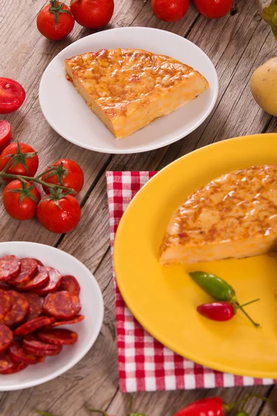 Tortilla Española Con Chorizo Sobre Mesa Madera —  Fotos de Stock