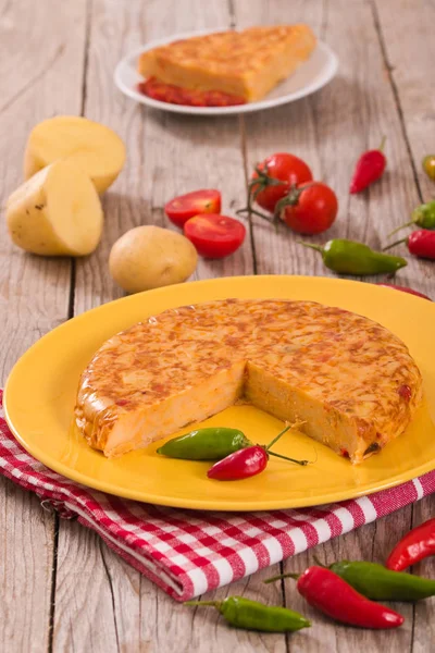 Spansk Omelett Med Chorizo Träbord — Stockfoto