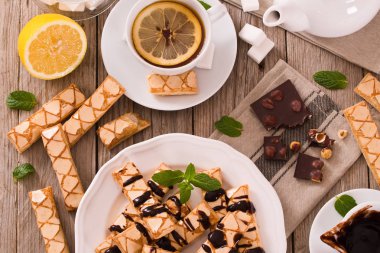 Beyaz çanak üzerine çikolata ile Puf böreği çerezleri.