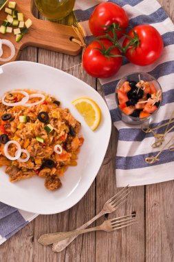 Gyros beyaz tabak tabak pirinç.