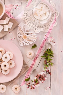 Buzlanma şekeri ile canestrelli bisküvi.