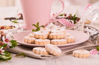Buzlanma şekeri ile canestrelli bisküvi.
