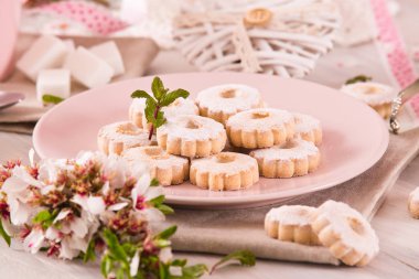 Buzlanma şekeri ile canestrelli bisküvi.