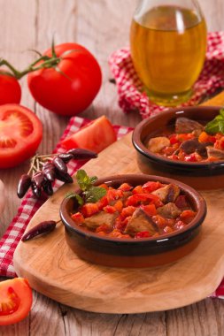 Domates sosu içinde marinated Domuz loin.