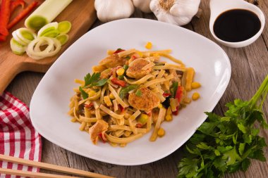 Bami goreng beyaz tabak sebze ile.