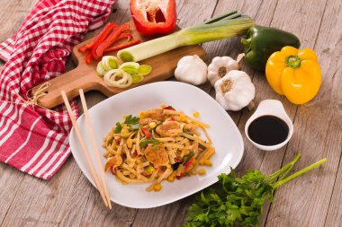 Bami goreng beyaz tabak sebze ile.